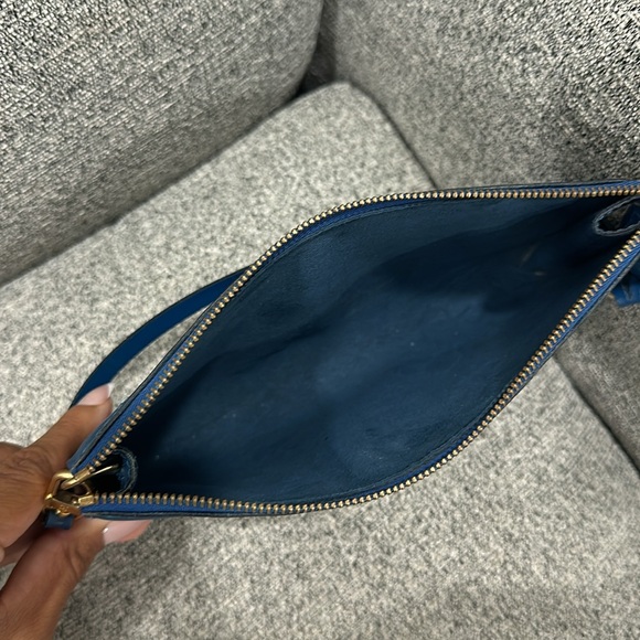 LOUIS VUITTON ÉPI POCHETTE - Picture 6 of 7